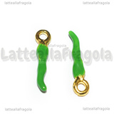 Charm Cornetto Portafortuna 3D in metallo dorato smaltato verde 20x4mm