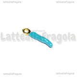 Charm Cornetto Portafortuna 3D in metallo dorato smaltato azzurro 20x4mm