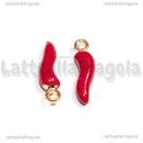 Charm Cornetto Portafortuna 3D in metallo dorato smaltato rosso 22x6.5x5.5mm