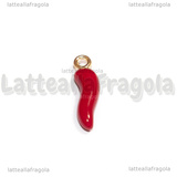 Charm Cornetto Portafortuna 3D in metallo dorato smaltato rosso 22x6.5x5.5mm