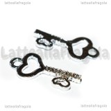 Charm Chiave in metallo argentato con strass 24x12mm