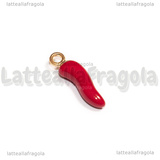 Charm Cornetto Portafortuna 3D in metallo dorato smaltato rosso 22x6.5x5.5mm