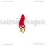 Charm Cornetto Portafortuna 3D in metallo dorato smaltato rosso 22x6.5x5.5mm