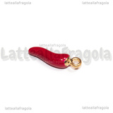 Charm Cornetto Portafortuna 3D in metallo dorato smaltato rosso 22x6.5x5.5mm