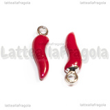 Charm Cornetto Portafortuna 3D in metallo argentato smaltato rosso 22x6.5x5.5mm