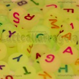 350 perle a gettone fluorescenti con lettere in acrilico 7x3.5mm