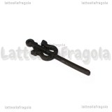 Ciondolo Tridente in metallo smaltato nero 29x8mm