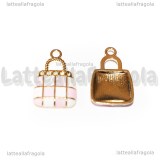 Charm Borsa in metallo dorato smaltato bianco rosa con strass 21x13.5mm