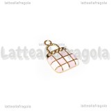 Charm Borsa in metallo dorato smaltato bianco rosa con strass 21x13.5mm