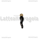Ciondolo Cornetto Portafortuna 3D in Acciaio Dorato smaltato Nero 17.5x4.5mm