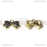 Charm Fiocco in metallo dorato smaltato nero perlato 16x10mm