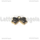 Charm Fiocco in metallo dorato smaltato nero perlato 16x10mm