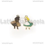 Ciondolo Alice in Wonderland in metallo smaltato argentato azzurro 33x18mm