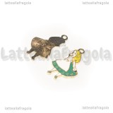 Ciondolo Alice in Wonderland in metallo smaltato argentato azzurro 33x18mm