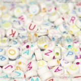 350 perle a gettone con lettere in acrilico colorato 7x3mm
