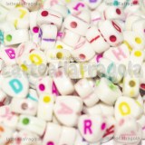 350 perle a cuore con lettere in acrilico colorato 7x7.5x4mm