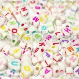 350 perle a cuore con lettere in acrilico colorato 7x7.5x4mm