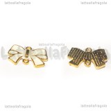 Connettore Fiocco in metallo gold plated smaltato bianco 15x9mm