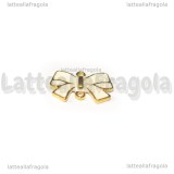Connettore Fiocco in metallo gold plated smaltato bianco 15x9mm