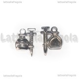 Charm Siringa con Medicina in metallo argento antico 18x13mm
