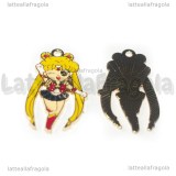 Ciondolo Sailor Moon in metallo dorato smaltato 31x17mm