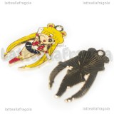 Ciondolo Sailor Moon in metallo dorato smaltato 31x17mm