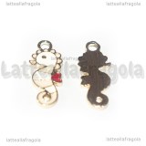 Charm Cavalluccio Marino in metallo dorato smaltato bianco e rosa 21x9mm