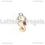 Charm Cavalluccio Marino in metallo dorato smaltato bianco e rosa 21x9mm