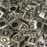 300 Dadi con lettere in acrilico argentato 6mm