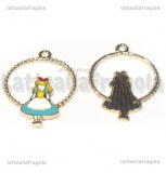 Ciondolo Alice nel Paese delle Meraviglie in metallo dorato smaltato 31x22mm