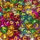 350 perle a gettone con lettere in acrilico colorato metalizzato 7x3mm