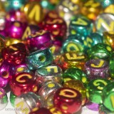 350 perle a gettone con lettere in acrilico colorato metalizzato 7x3mm