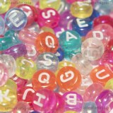 350 perle a gettone con lettere in acrilico colorato AB 7x3mm