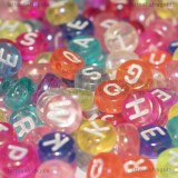 350 perle a gettone con lettere in acrilico colorato AB 7x3mm