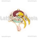 Ciondolo Sailor Moon in metallo dorato smaltato 42.5x30mm