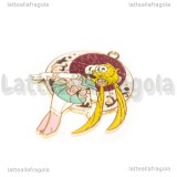Ciondolo Sailor Moon in metallo dorato smaltato 42.5x30mm