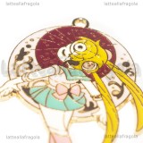 Ciondolo Sailor Moon in metallo dorato smaltato 42.5x30mm