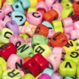 300 Perle a Cuore con lettere in acrilico colori vari 7x7mm