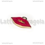 Charm Labbra in metallo dorato smaltato rosso 18x13mm