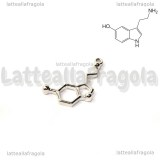  Ciondolo Serotonina in metallo argentato 25x13mm