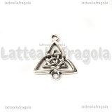 Connettore Triquetra in metallo argento antico 24x20mm