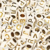 350 Dadi in acrilico bianco con lettere oro 6x6mm