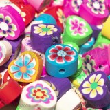 50 Cuori in pasta polimerica colorata con foro passante 10x10.5x5mm