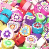 50 Cuori in pasta polimerica colorata con foro passante 10x10.5x5mm