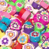 50 Cuori in pasta polimerica colorata con foro passante 10x10.5x5mm