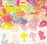 250 Ciondoli Lettere in Acrilico colorato effetto perlato 14.5x12.5mm