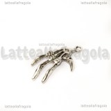 Charm Mano scheletrica in metallo argento antico 32x18mm