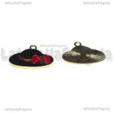 Charm Cappello in metallo dorato smaltato nero fiocco rosso 22x16mm