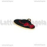 Charm Cappello in metallo dorato smaltato nero fiocco rosso 22x16mm