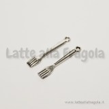 Charm forchettina in metallo zincato color Argento antico 25x5mm